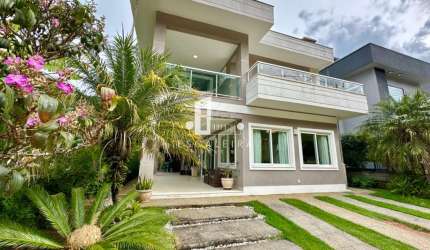 Luxuosa Casa em Condomínio à Venda em Teresópolis-RJ - 4 quartos, 4 suítes, 6 banheiros, 2 vagas, 319m² - Bairro Cascata do Imbuí.