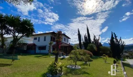 CASA DUPLEX EM CONDOMÍNIO À VENDA NO CENTRO DA CIDADE DE TERESÓPOLIS RJ