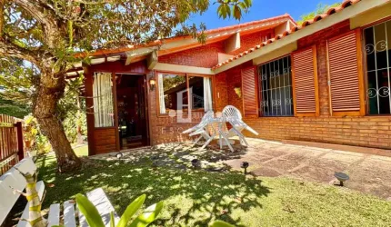 Imperdível! Casa rústica em condomínio na Posse, Teresópolis-RJ: 4 quartos, 1 suíte, 2 banheiros, 2 vagas de garagem, 102m².