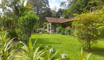 Casa à venda em Teresópolis-RJ, Parque do Imbui: 3 quartos, 1 suíte, 3 banheiros, 3 vagas, 128m². Imperdível!