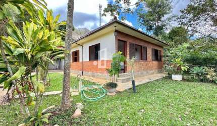 Casa à venda no Parque do Imbui, Teresópolis-RJ: 2 quartos, 1 sala, 2 banheiros, 1 vaga de garagem, 100m² de área. Confira!