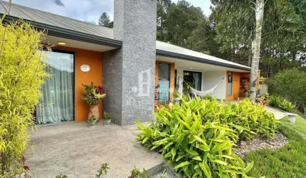 Casa de luxo em condomínio no bairro Albuquerque, Teresópolis-RJ: 4 quartos, 4 suítes, 7 banheiros, 2 vagas, 440m². Venha conferir!