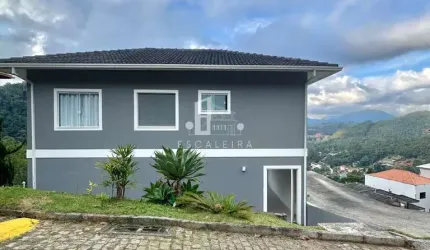 Imperdível oportunidade: Casa recém construída em condomínio de Teresópolis-RJ, 4 quartos, 1 suíte, 3 banheiros, 2 vagas, 164,41m².