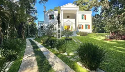 Imponente residência de alto padrão em condomínio de luxo em Teresópolis-RJ: 6 quartos, 4 suítes, 4 salas, 6 banheiros, 7 vagas de garagem e 625,00 m² de área.