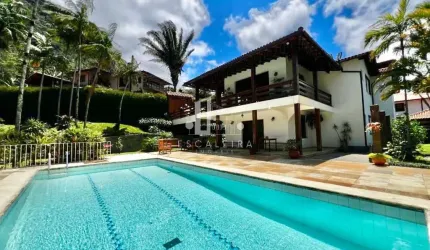 Imponente casa de alto padrão em condomínio exclusivo de Teresópolis - 494m², 6 quartos e 4 suítes!