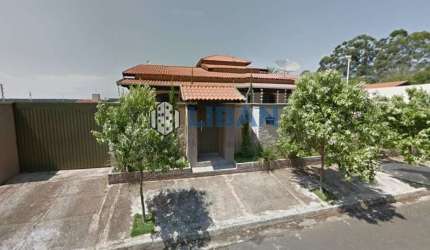 CASA ESPAÇOSA À VENDA EM AGUDOS