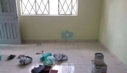 Terreno de 9 x 26 metros com 2 casas térreas, 2 vagas de garagem, entrada lateral, quintal,excelente para investimento,aceita proposta.