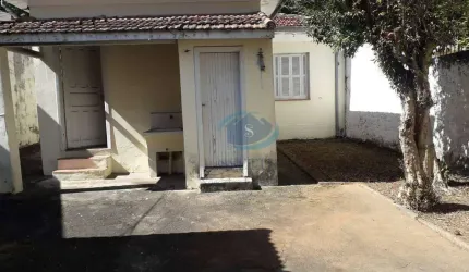 Casa Térrea em terreno de 300m², com 4 vagas de garagem,edícula nos fundos,em excelente localização e fácil acesso a rodovia Imigrantes,aceita permuta