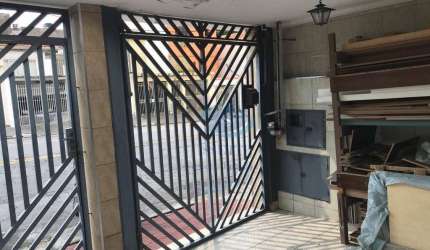 Casa Térrea com 2 dormitórios,2 vagas,entrada lateral,quinta,edícula nos fundos,ótima localização,aceita proposta,