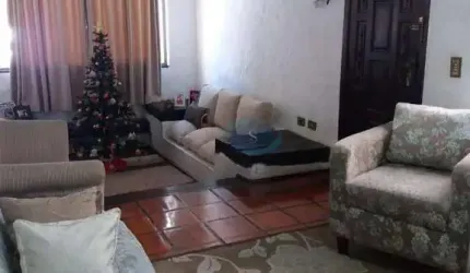 Sobrado com 3 dormitórios,1 suíte,sal 2 ambientes,Edícuka nos fundos,3 vagas de garagem,aceita proposta.