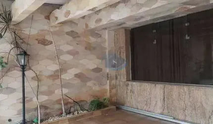 Sobrado em Ótima localização com 3 dormitórios,sala de estar e jantar com piso de madeira,excelente acabamento,2 vagas cobertas,aceita permuta.