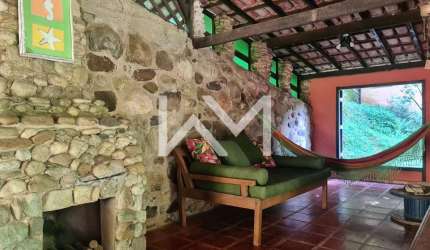 Encantadora Casa de 220m² em Terreno de 5.000m² de Área Verde, Estilo Rústico, à Venda em Boiçucang