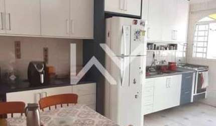 Excelente Sobrado à venda com 3 dormitórios, 2 banheiros, 2 vagas de garagem, 163m², Jardim Aida, G