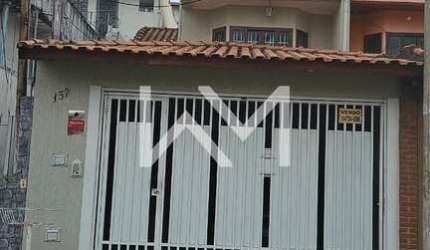 Excelente sobrado à venda com 3 dormitórios, 1 banheiro, 2 vagas de garagem de carro, churrasqueira