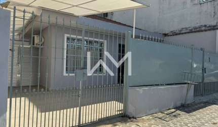 Maravilhosa Casa à venda com 3 dormitórios, sendo 1  suíte, 2 banheiros, 6 vagas de garagem, 225m²,