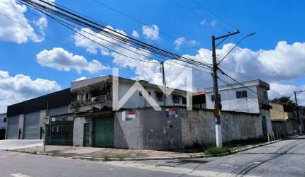Casa à venda para fins residenciais ou comerciais, 3 dormitórios, 4 banheiros, 8 vagas de garagem,
