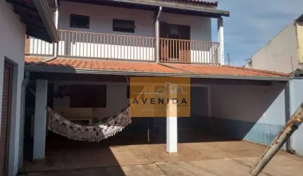 casa em avenida principal do bairro