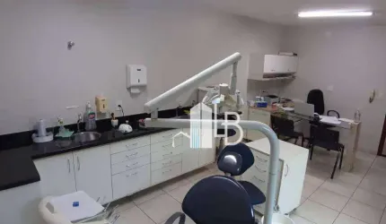 Imóvel com três salas comerciais e duas casas no fundo no bairro Tibery