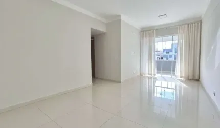Apartamento com três quartos, sendo uma suíte com sacada e armários planejados.