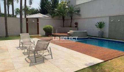 Casa no condomínio Gávea Hill II com três suítes com closet e área gourmet completa.