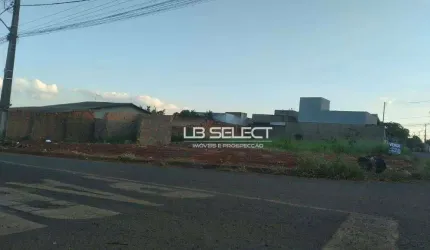 Terreno de esquina no bairro São Jorge com 250 metros quadrados.
