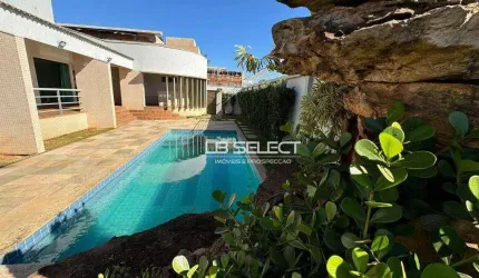 Casa alto padrão no bairro Jardim Karaíba com três suítes e varanda gourmet completa.