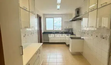 Apartamento no bairro Centro com quatro suítes e três vagas de garagem.