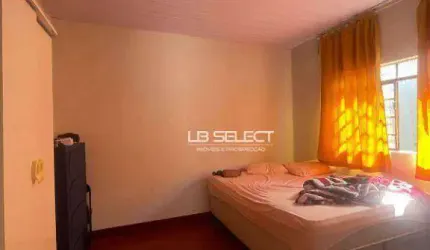 Casa no bairro Oswaldo Resende com três quartos, sala, cozinha, banheiro e quintal.
