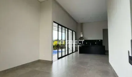 Casa em condomínio fechado com quatro suítes, sala em dois ambientes, piscina e garagem para três carros.