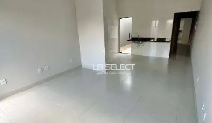 Casa no bairro Shopping Park com dois quartos, uma suíte e três vagas de garagem.