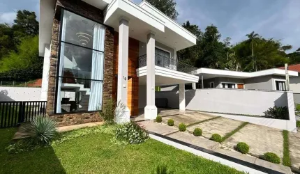 Casa em Condomínio à Venda em Teresópolis, RJ - Espaços Amplos e Vista Deslumbrante