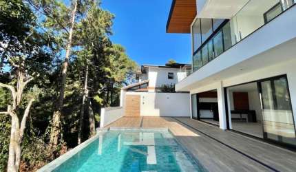 Impecável Casa em Condomínio: 4 Quartos, 4 Suítes, 3 Salas, 7 Banheiros, 4 Vagas - Várzea, Teresópolis-RJ