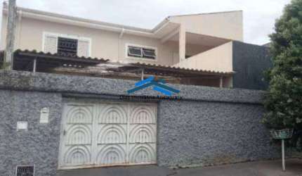 SOBRADO AMPLO COM TRÊS DORMITÓRIOS S UMA SUITE E DUAS VAGAS COBERTAS