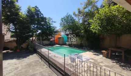 Casa linear com (anexo) Salão 3 dormitórios, 1 suite, (Piscina) e 7 vagas à venda