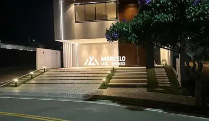 Linda casa de 270 m² com 4/4 suítes, piscina e muito conforto em ótima localizaç