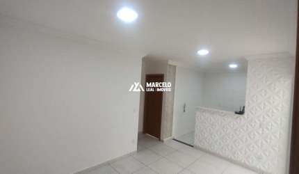 Apartamento com 2 quartos, térreo com quintal coberto, em condomínio fechado  na
