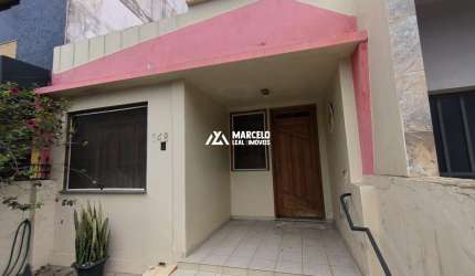 Alugo casa mobiliada de 2/4 com quintal, porém sem garagem na região central da