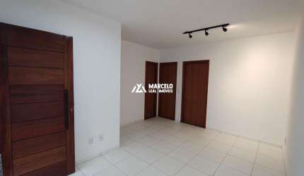 Vendo casa de 2/4 sendo 01 suíte com amplo quintal, armário e nichos planejados