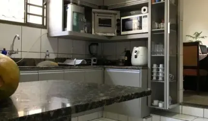 Imperdível! Casa à venda em Uberlândia-MG, Santa Mônica: 4 quartos (2 suítes), 2 salas, 3 banheiros, 4 vagas, 211m².