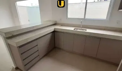 Espetacular casa em condomínio à venda em Uberlândia-MG, Granja Marileusa: 3 quartos, 1 suíte, 2 salas, 3 banheiros, 2 vagas, 82m².