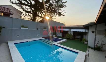 Casa com ótima localização com piscina a 200 metros do mar