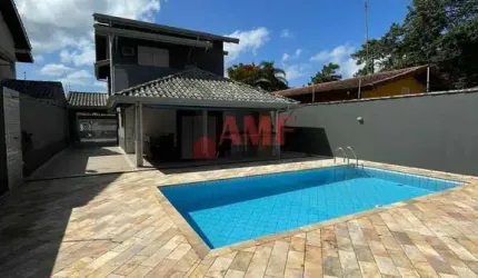 Sobrado com Piscina a 600 metros do mar