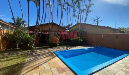 Casa com piscina a 1.400 metros da praia