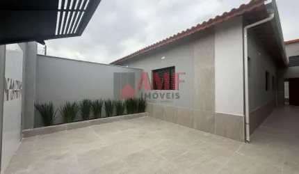 Casa com 3 dormitórios e piscina em Mongaguá