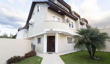Sobrado em SANTA FELICIDADE com 235,61m²