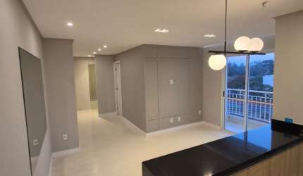 Vende-se apartamento recém-reformado perto da Dutra.  O apartamento está localizado no condomínio Bela Città e foi recentemente reformado, contando com armários novos. Oferece dois dormitórios, sendo 