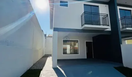 Lindo sobrado com 03 quartos sendo 01 suíte localizado no Real Parque - São José - SC.