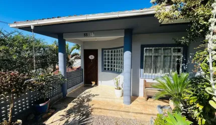 Casa semi mobiliada com 03 quartos sendo 01 suíte 03 BWC localizada  em Forquilhas - São José - SC.