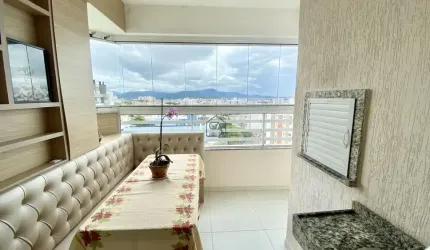 Apartamento com 02 quartos sendo 01 suíte 02 BWC localizado em Barreiros, São José - SC.