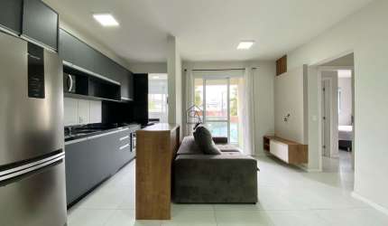 Apartamento com 02 quartos sendo 01 suíte 02 BWC localizado no Centro, São José - SC.